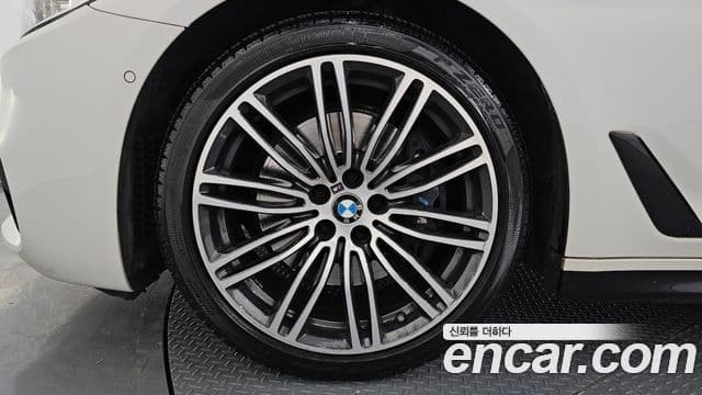 BMW 5 Series 2020 — Photo 1/20