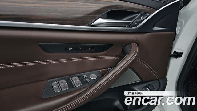 BMW 5 Series 2020 — Photo 16/20
