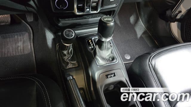 Jeep Wrangler 2021 — ფოტო 9/20