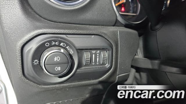 Jeep Wrangler 2021 — ფოტო 17/20