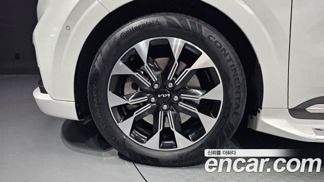 Kia Carnival 2023 — ფოტო 5/20