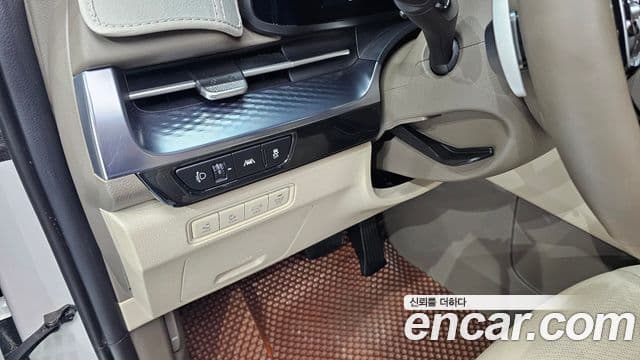 Kia Carnival 2023 — ფოტო 17/20