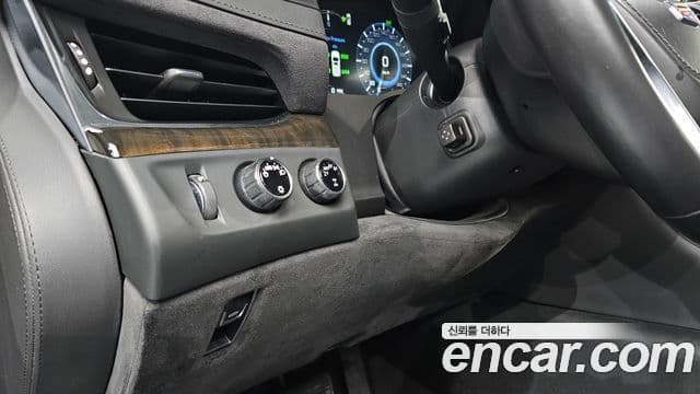 Cadillac Escalade 2018 — ფოტო 13/20