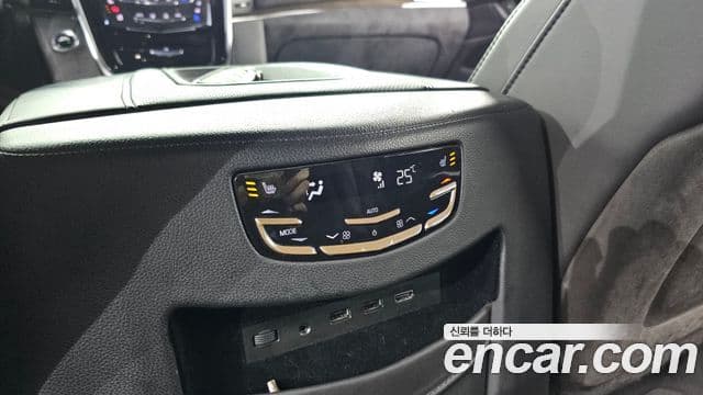 Cadillac Escalade 2018 — ფოტო 19/20