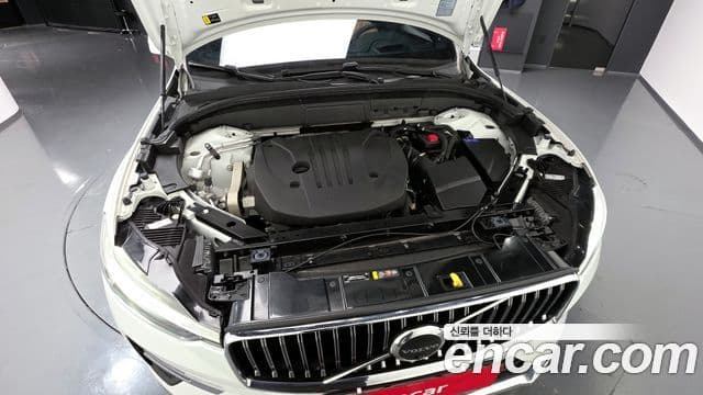 Volvo XC60 2022 — ფოტო 6/20