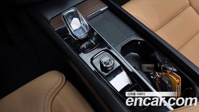 Volvo XC60 2022 — ფოტო 9/20