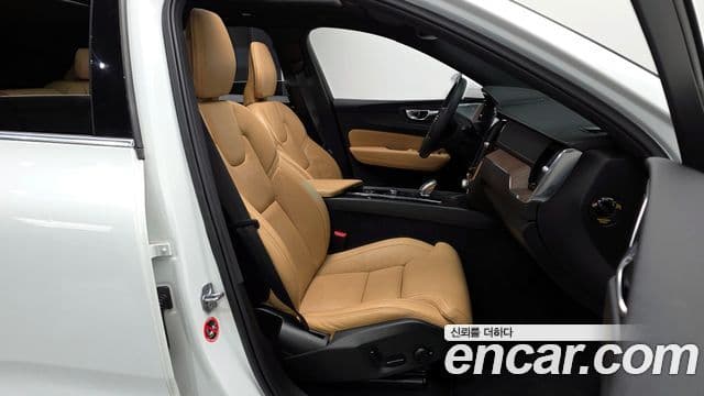 Volvo XC60 2022 — ფოტო 11/20