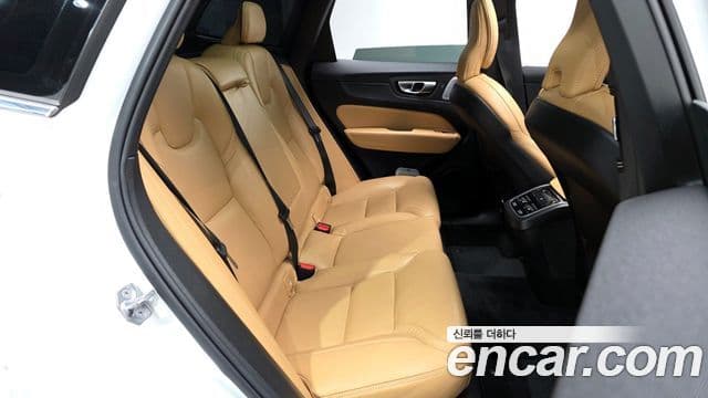 Volvo XC60 2022 — фото 12 из 20