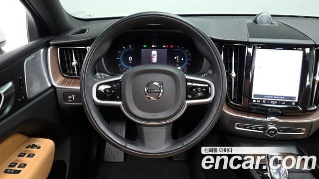 Volvo XC60 2022 — ფოტო 13/20