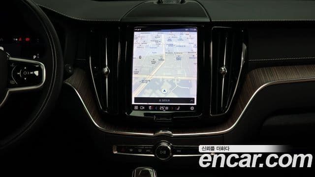 Volvo XC60 2022 — ფოტო 14/20