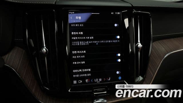Volvo XC60 2022 — фото 16 из 20