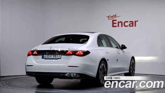 Mercedes-Benz E-Class 2025 — Photo 6/20