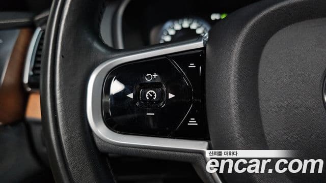 Volvo XC90 2018 — ფოტო 17/20