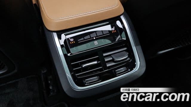 Volvo XC90 2018 — ფოტო 18/20