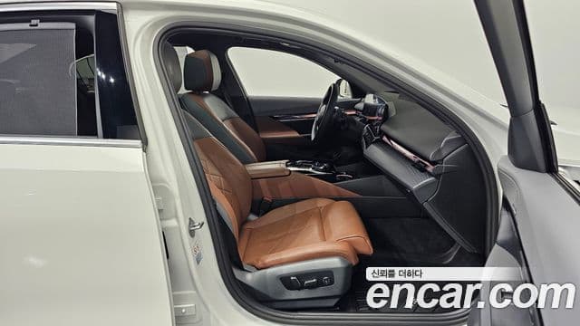 BMW 5 Series 2023 — ფოტო 10/20