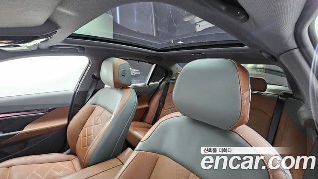 BMW 5 Series 2023 — ფოტო 18/20