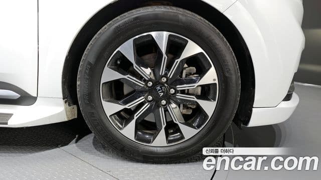 Kia Carnival 2021 — ფოტო 5/20