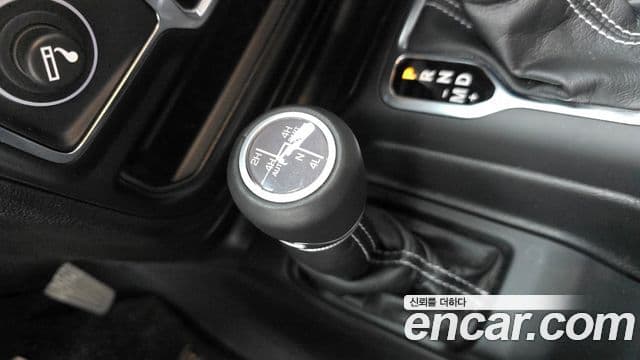 Jeep Wrangler 2022 — ფოტო 17/20
