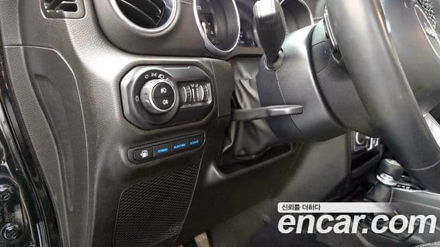 Jeep Wrangler 2022 — ფოტო 18/20