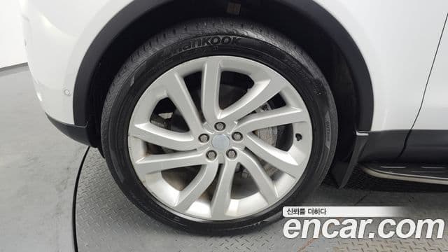 Land Rover Discovery 5 2022 — ფოტო 5/20