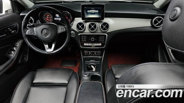 Mercedes-Benz GLA-Class 2018 — Şəkil 7/20