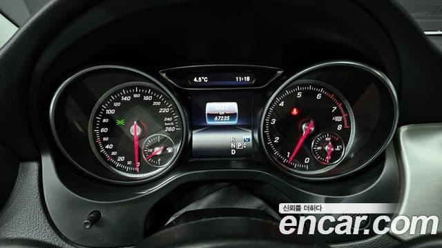 Mercedes-Benz GLA-Class 2018 — Şəkil 8/20