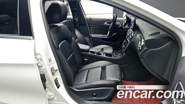 Mercedes-Benz GLA-Class 2018 — Şəkil 10/20