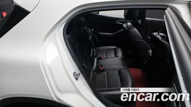 Mercedes-Benz GLA-Class 2018 — Şəkil 11/20