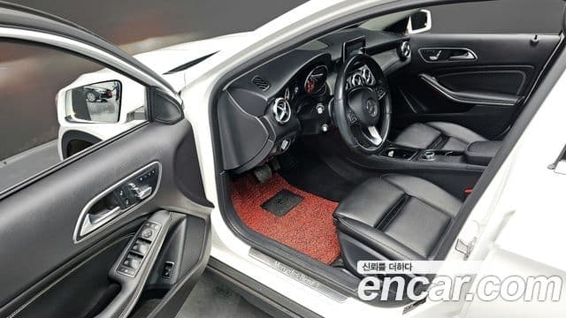 Mercedes-Benz GLA-Class 2018 — Şəkil 12/20