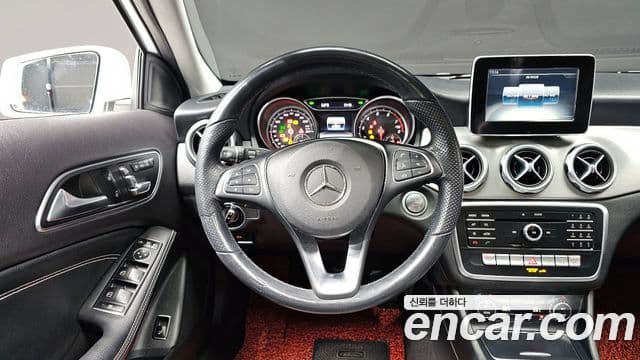 Mercedes-Benz GLA-Class 2018 — Şəkil 13/20
