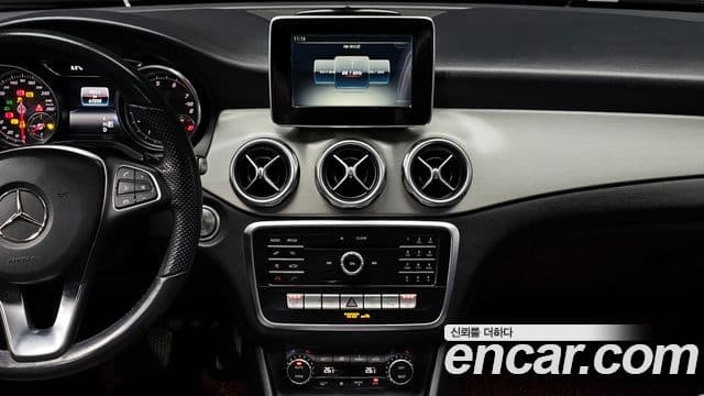 Mercedes-Benz GLA-Class 2018 — Şəkil 14/20