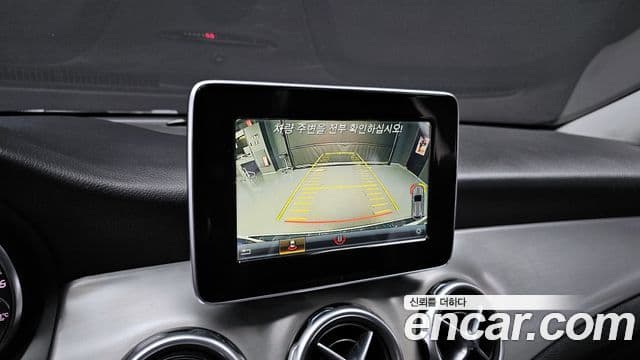 Mercedes-Benz GLA-Class 2018 — Şəkil 15/20