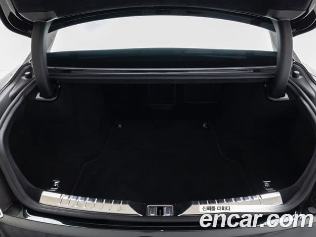 Bentley Flying Spur 2024 — ფოტო 8/20