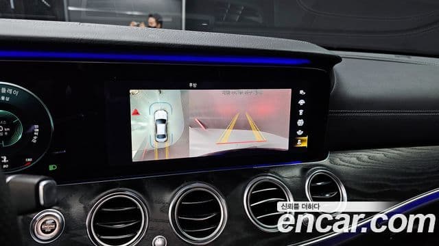 Mercedes-Benz E-Class 2020 — ფოტო 16/20