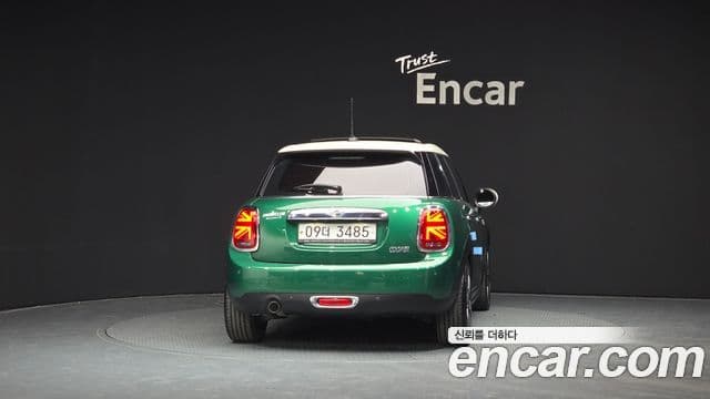 Mini Cooper 2019 — ფოტო 4/20