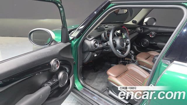 Mini Cooper 2019 — ფოტო 10/20