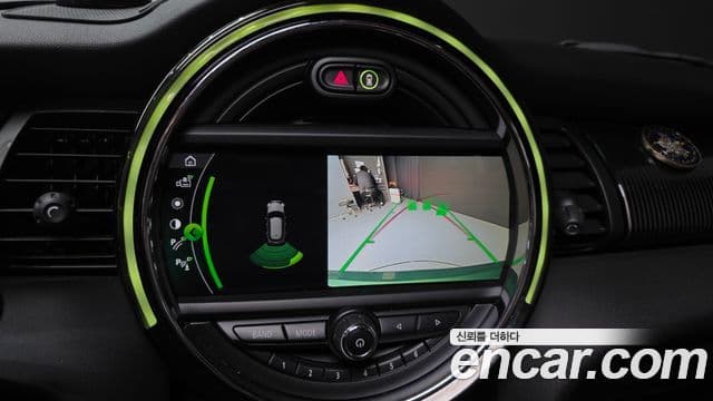 Mini Cooper 2019 — ფოტო 17/20