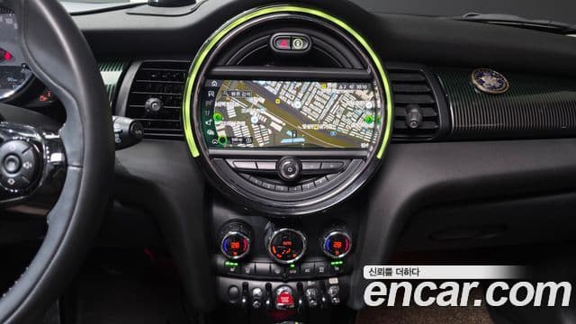 Mini Cooper 2019 — ფოტო 18/20