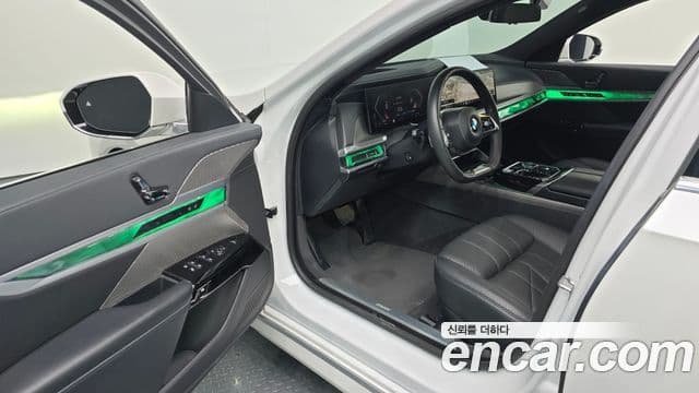 BMW 7 Series 2023 — фото 11 из 20