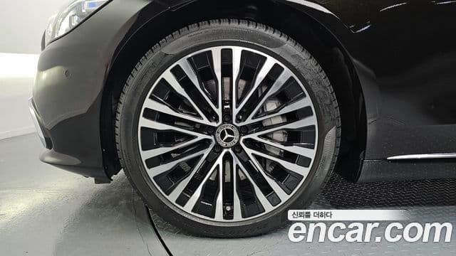 Mercedes-Benz S-Class 2023 — Photo 9/20