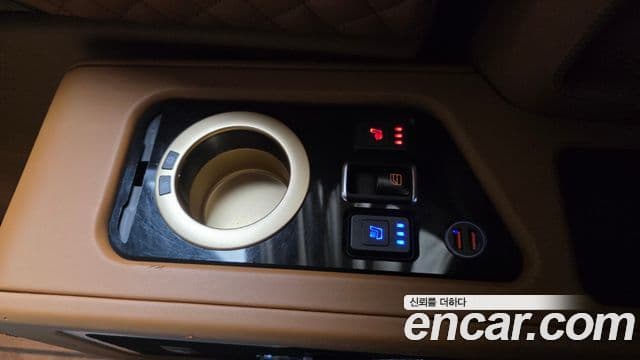 Kia Carnival 2021 — ფოტო 18/20
