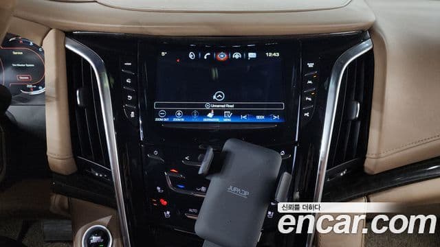 Cadillac Escalade 2018 — ფოტო 14/20
