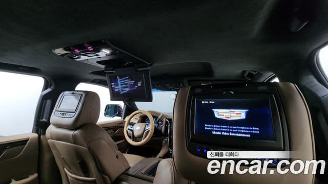 Cadillac Escalade 2018 — ფოტო 19/20