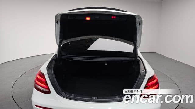Mercedes-Benz E-Class 2019 — ფოტო 20/20