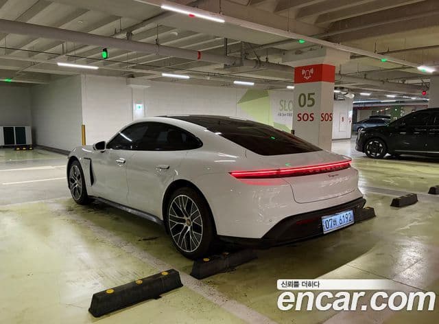Porsche Taycan 2022 — ფოტო 11/17