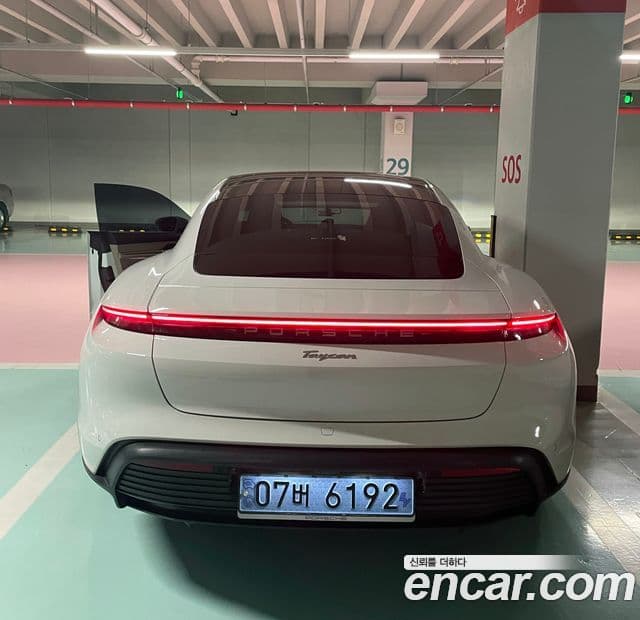 Porsche Taycan 2022 — ფოტო 7/17