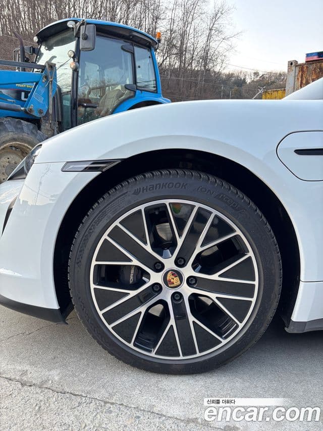 Porsche Taycan 2022 — ფოტო 6/17