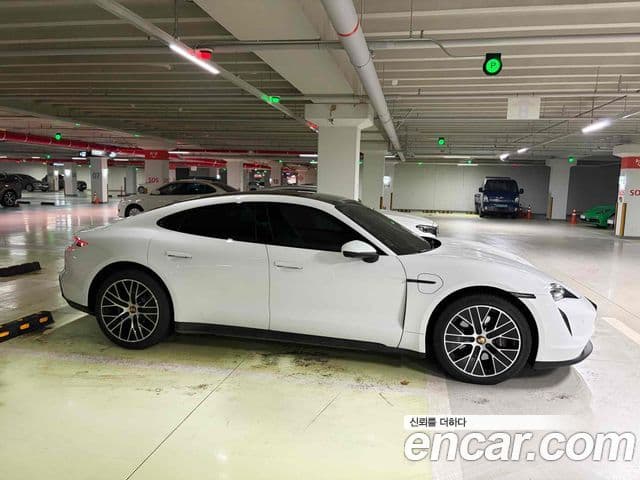 Porsche Taycan 2022 — ფოტო 8/17