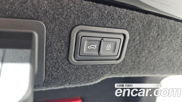 Audi A8 2021 — Photo 1/20