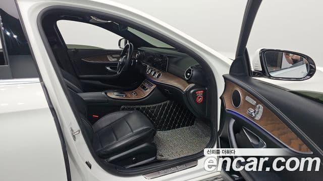 Mercedes-Benz E-Class 2021 — ფოტო 18/20